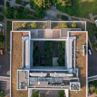 Luftaufnahme eines Bürogebäudes mit begrüntem Innenhof und Flachdach in Frankfurt.