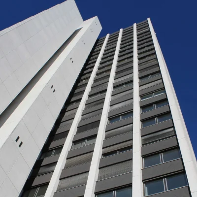 Die moderne Fassade eines Hochhauses an der Lyonerstraße in Frankfurt ist in der Aufnahme zu sehen.