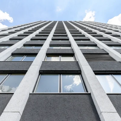 Hochhaus der Arabella Offices Frankfurt mit markanter Fensterfassade aus der Froschperspektive fotografiert.