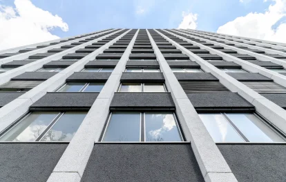 Hochhaus der Arabella Offices Frankfurt mit markanter Fensterfassade aus der Froschperspektive fotografiert.