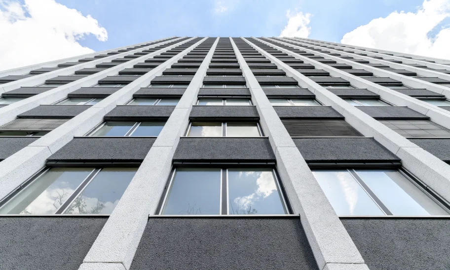 Hochhaus der Arabella Offices Frankfurt mit markanter Fensterfassade aus der Froschperspektive fotografiert.
