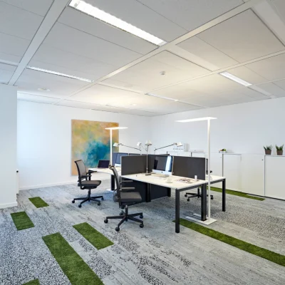 Helles, modernes Büro mit Teppichboden und mehreren Arbeitsplätzen im Astropark Frankfurt.