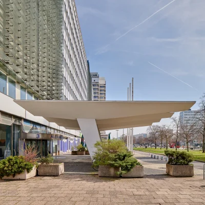 Außenansicht des Bürogebäudes ALEX ONE in Berlin mit markantem Vordach an der Alexanderstraße.