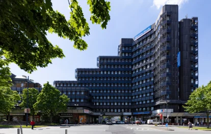 Außenansicht eines hohen Bürogebäudes im Stadtzentrum von Dortmund mit markanter Glasfassade.