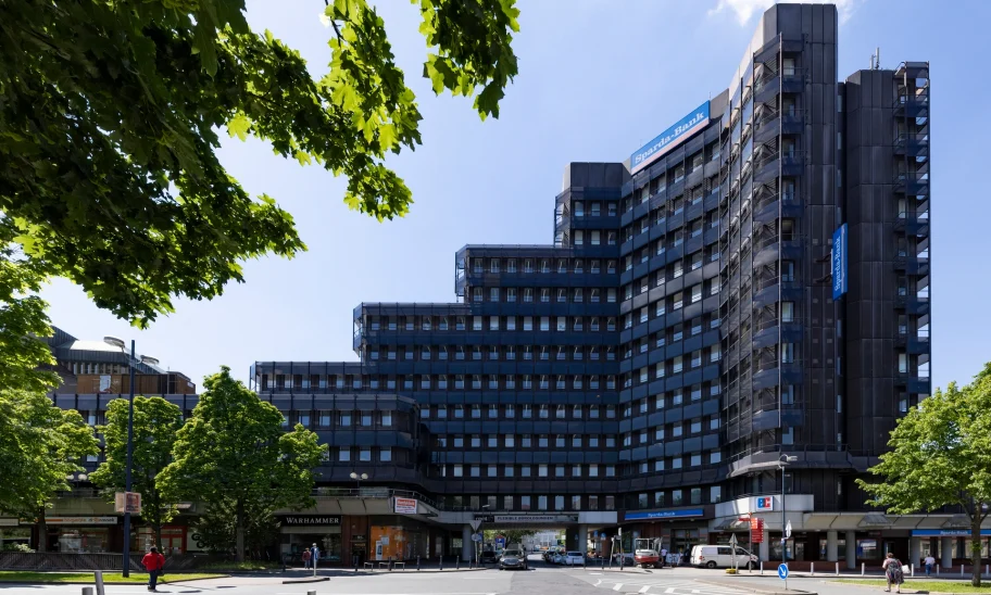 Außenansicht eines hohen Bürogebäudes im Stadtzentrum von Dortmund mit markanter Glasfassade.