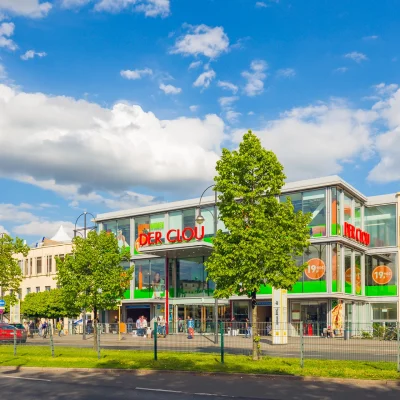 Außenansicht des Einkaufszentrums „Der Clou“ in Berlin mit Sicht auf den Haupteingang