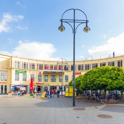 Außenansicht des Einkaufszentrums „Der Clou“ in Berlin mit Sicht auf den Haupteingang.
