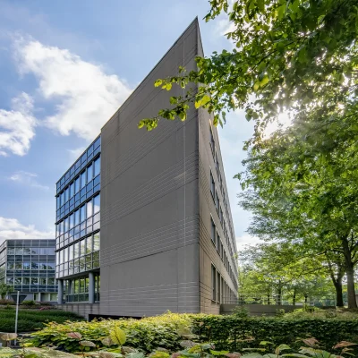 Das Bild zeigt die markante Gebäudespitze eines Bürohauses mit Glasfassade im Nordstern-Gewerbepark in Gelsenkirchen.