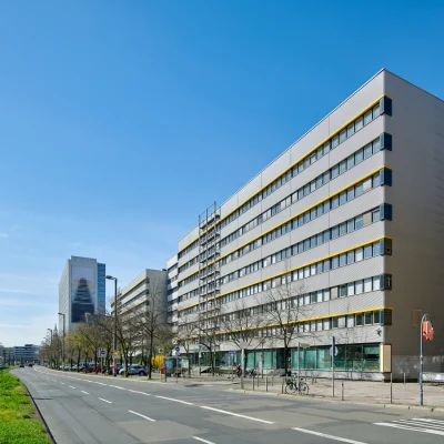 Außenansicht des Bürogebäudes "der Karl" bei Tag