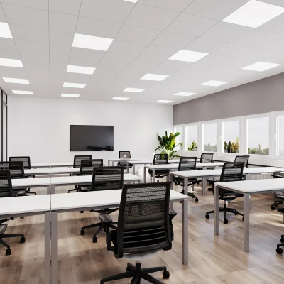 Ein moderner Büroraum in Berlin mit großen Fenstern, weißen Tischen und ergonomischen Bürostühlen in Reihenanordnung.