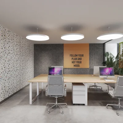 Ein Gemeinschaftsbüro in Berlin mit modernen Schreibtischen, stilvoller Einrichtung und Pflanzen am Fenster.
