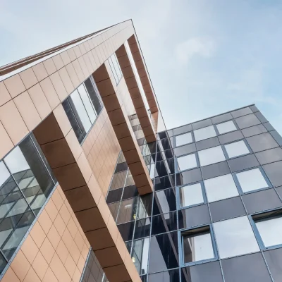 Moderne Detailansicht der Hausecke eines Bürogebäudes in Dortmund mit Glas- und Metallfassade.
