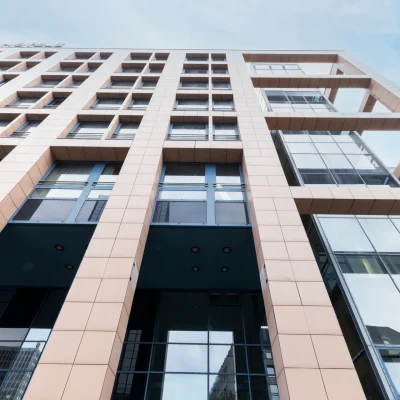 Detailansicht einer modernen Glasfassade eines Bürogebäudes in Dortmund.