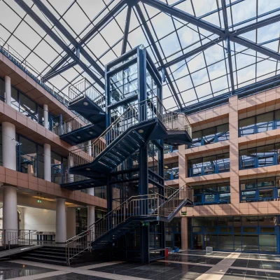 Offenes Atrium eines Bürogebäudes in Dortmund mit zentralem Treppenhaus und Glasdach.