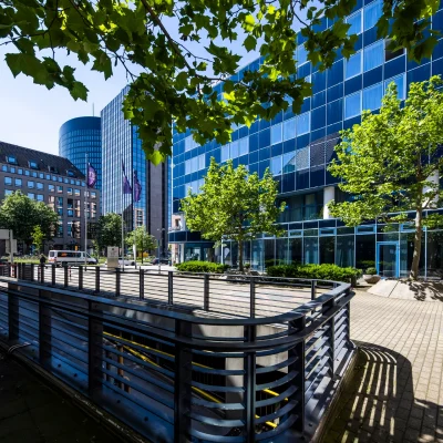 Seitenansicht eines historischen Bürogebäudes in Dortmund mit klassischer Architektur.