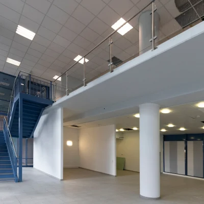 Moderner Flur mit Treppenhaus im Inneren eines Bürogebäudes in Dortmund.