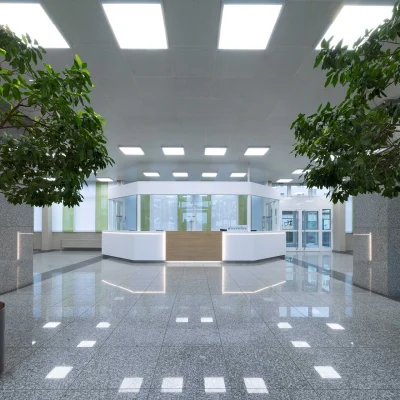 Moderner Empfangsbereich in einem Bürogebäude im ETEC-Park Essen mit Glaswänden und Pflanzen.