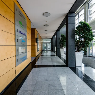 Zu sehen ist der Eingangsbereich mit Empfang und Glasfront eines modernen Bürogebäudes in Eschborn.