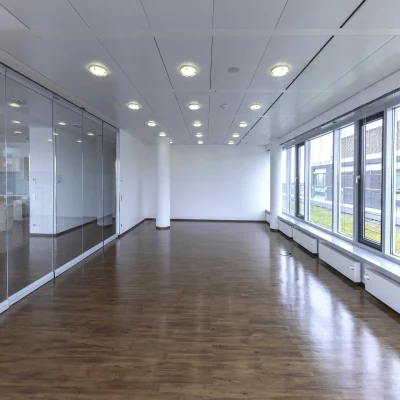 Ein leerstehendes Büro mit Glasfront und moderner Ausstattung in Eschborn.