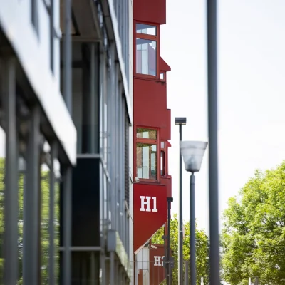 Rotes markiertes Bürogebäude im ETEC-Gewerbepark in Essen mit moderner Glasfassade.