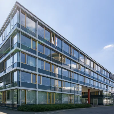Bürohaus mit Glasfassade im ETEC-Gewerbepark in Essen mit modernem Design.