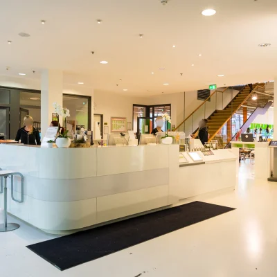 Der Infopoint im Inneren des Einkaufszentrums „Der Clou“ in Berlin mit Servicepersonal.