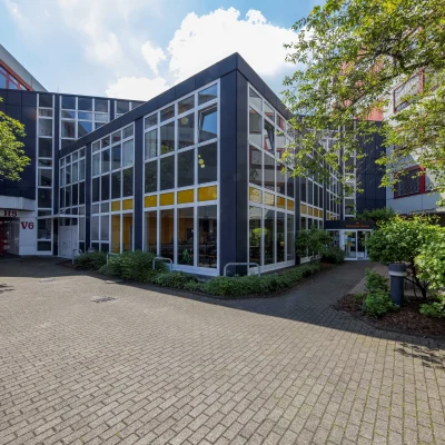 Innenhof mit Glasfassade und Begrünung im ETEC-Gewerbepark in Essen.