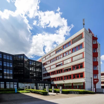 Innenhof eines Bürogebäudes im ETEC-Gewerbepark Essen mit PKW-Parkplätzen und moderner Architektur.