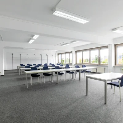 Geräumiger Open-Space-Konferenzraum mit Schulungsbestuhlung und großen Fenstern in Hannover.