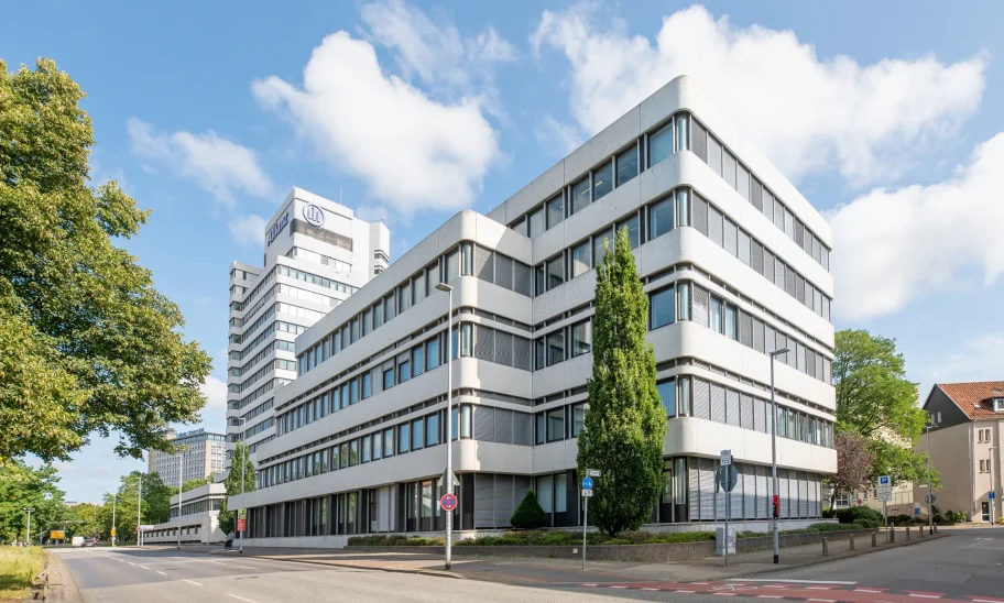 Das Bild zeigt die moderne Außenansicht eines Bürogebäudes in Hannover mit klarer Architektur und großen Fensterflächen.