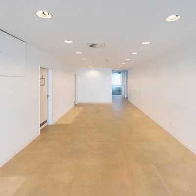Ein lichtdurchflutetes Eckbüro mit Panoramablick über das Stadtzentrum von Hannover ist dargestellt.