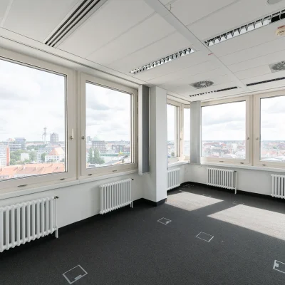 Ein heller, moderner Flur im Inneren eines Bürogebäudes in Hannover, mit Türen zu verschiedenen Büroeinheiten.