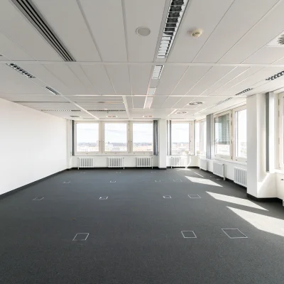 Großraumbüro mit großflächiger Fensterfront und hellem Lichteinfall in einem Bürogebäude in Hannover.