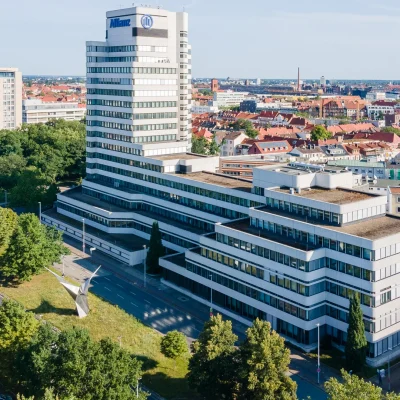 Luftaufnahme des Hochhauses mit angrenzender Universität und Wohnbebauung