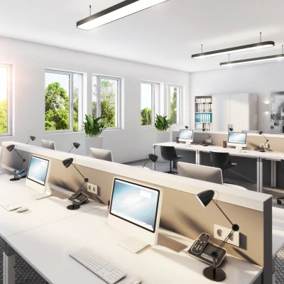 Das Bild zeigt ein helles Großraumbüro im Kontorhof Teltow mit modernen Arbeitsplätzen, Computern und offenen Fensterbereichen.