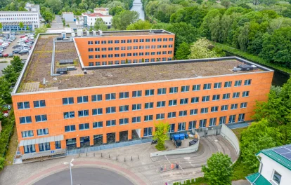 Das Bild zeigt den Haupteingang des Kontorhofs Teltow in Berlin mit umliegendem Grünbereich aus der Vogelperspektive.