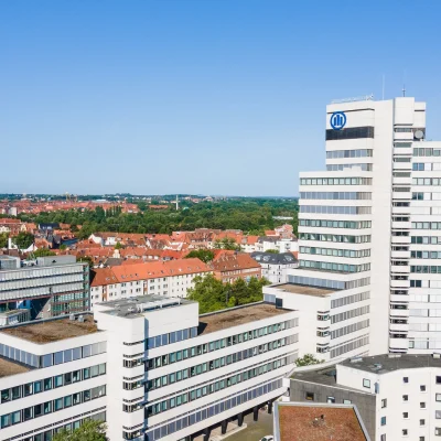 Luftbild des Bürokomplexes mit Hochhaus und weitem Blick über die Hannoveraner Altstadt