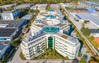 Großer Bürokomplex mit markanter Dachstruktur aus der Vogelperspektive aufgenommen in München.
