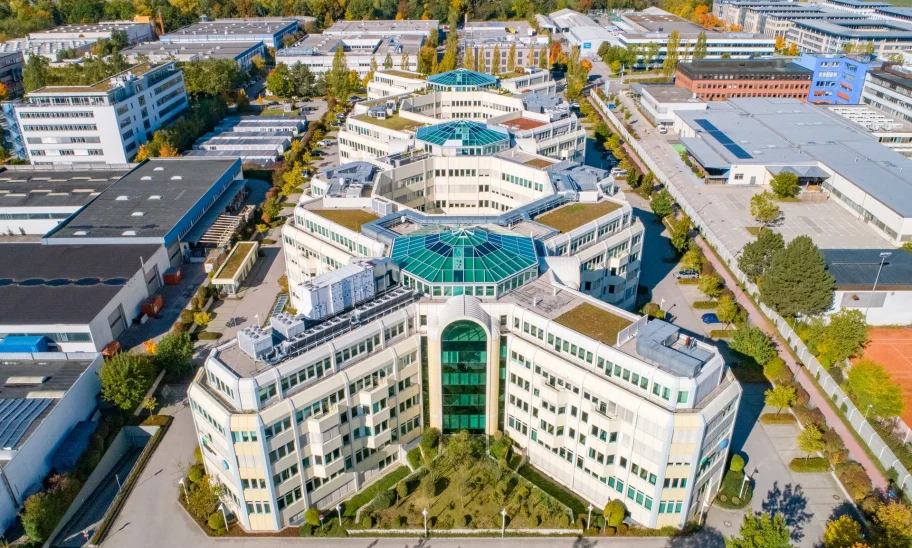 Großer Bürokomplex mit markanter Dachstruktur aus der Vogelperspektive aufgenommen in München.