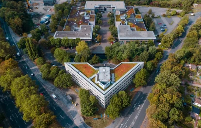 Das Luftbild zeigt den Gebäudekomplex Nordstern Offices mit Dachbegrünung, umgeben von Bäumen und dem Rhein-Herne-Kanal.