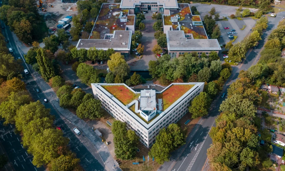 Das Luftbild zeigt den Gebäudekomplex Nordstern Offices mit Dachbegrünung, umgeben von Bäumen und dem Rhein-Herne-Kanal.