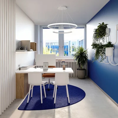 Ein stilvoll eingerichtetes Einzelbüro mit blau gestrichener Wand, einem Schreibtisch, weißen Stühlen, dekorativen Pflanzen und modernem Deckenlicht.