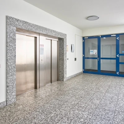 Flurbereich mit zwei Fahrstühlen in einem modernen Bürogebäude in Ismaning bei München.