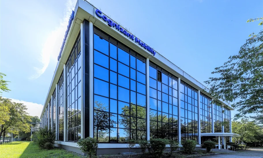 Moderne Außenansicht eines Bürohauses mit großer Glasfassade und Eck-Eingang im Pegasus Business Center in München.