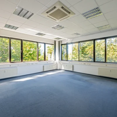 Ein lichtdurchflutetes Eckbüro mit modernen Schreibtischen und stilvoller Einrichtung.