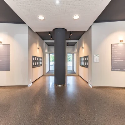 Modern gestaltete Lobby des Bürogebäudes Platinum in Berlin mit Mieterübersicht.