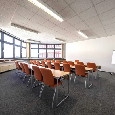 Schulungsraum mit Tischen und Stühlen im ETEC-Bürogebäude in Essen.