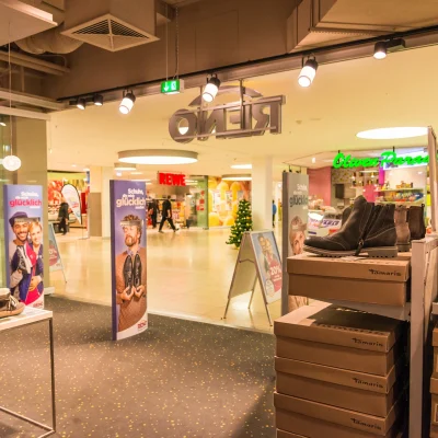 Ein Schuhgeschäft im Einkaufszentrum „Der Clou“ in Berlin mit Blick auf den Verkaufsbereich und umliegende Shops.