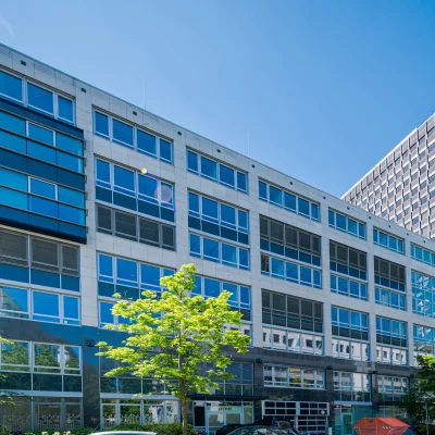 Außenansicht eines modernen Bürogebäudes mit Glasfassade in Frankfurt.