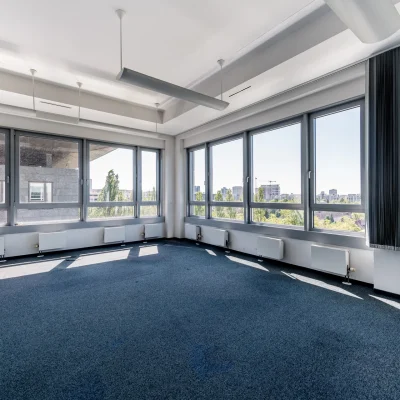 Das Bild zeigt ein lichtdurchflutetes Einzelbüro mit großer Fensterfront in einem Bürogebäude in Frankfurt.